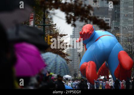 New York, USA. November 2024. Der Spiderman Ballon macht seinen Weg durch den Central Park West während der 98. Jährlichen Thanksgiving Day Parade in New York, NY, 28. November 2024. (Foto: Anthony Behar/SIPA USA) Credit: SIPA USA/Alamy Live News Stockfoto