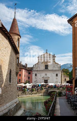 Annecy ist eine Bergstadt im Südosten Frankreichs, wo der See Annecy in den Thiou River mündet. Bekannt für seine Vieille Ville mit Kopfsteinpflasterstraßen und Wind Stockfoto