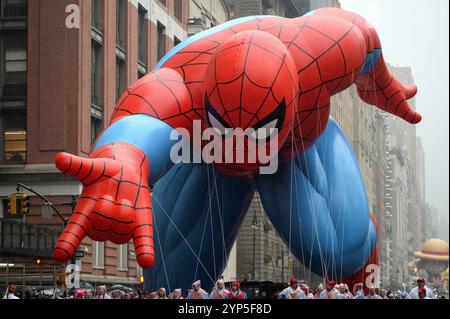 New York, USA. November 2024. Der Spiderman Ballon macht seinen Weg durch den Central Park West während der 98. Jährlichen Thanksgiving Day Parade in New York, NY, 28. November 2024. (Foto: Anthony Behar/SIPA USA) Credit: SIPA USA/Alamy Live News Stockfoto