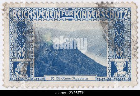 ÖSTERREICH - UM 1910: Blaue Werbe-Spendenmarke mit der Ruine Aggstein. Reichsverein für Kinderschutz. Die Regierungen sind in erster Linie für den Schutz von Kindern und den Zugang zu Gewaltschutzeinrichtungen sowie für die Unterstützung von Familien, damit sie ihren Kindern ein sicheres Aufwachsen ermöglichen können“, so das Bundesministerium für Gesundheit, Familie und Jugend Stockfoto