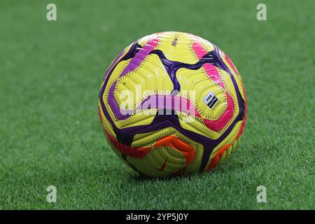 Eine allgemeine Ansicht eines Nike Flight Hi-Vis Match Balls während des Premier League Spiels zwischen Newcastle United und West Ham United in St. James's Park, Newcastle am Montag, den 25. November 2024. (Foto: Mark Fletcher | MI News) Credit: MI News & Sport /Alamy Live News Stockfoto