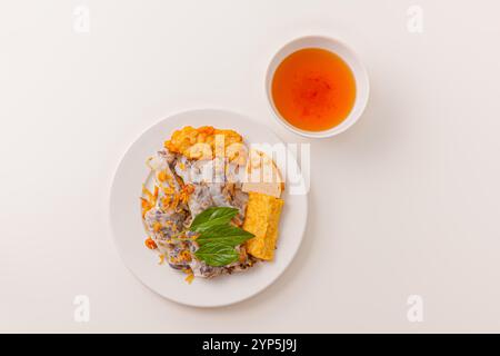 Banh Cuon Cha MUC Ha Long, vietnamesische gedämpfte Reispapierrollen mit Hackfleisch im Inneren und Tintenfisch-Kuchen, vietnamesisches Essen isoliert auf weißem Hintergrund, Stockfoto