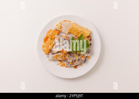 Banh Cuon Cha MUC Ha Long, vietnamesische gedämpfte Reispapierrollen mit Hackfleisch im Inneren und Tintenfisch-Kuchen, vietnamesisches Essen isoliert auf weißem Hintergrund, Stockfoto