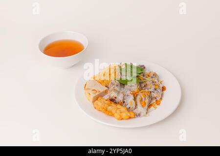 Banh Cuon Cha MUC Ha Long, vietnamesische gedämpfte Reispapierrollen mit Hackfleisch im Inneren und Tintenfisch-Kuchen, vietnamesisches Essen isoliert auf weißem Hintergrund, Stockfoto