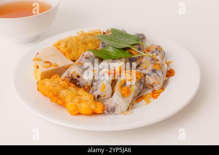 Banh Cuon Cha MUC Ha Long, vietnamesische gedämpfte Reispapierrollen mit Hackfleisch im Inneren und Tintenfisch-Kuchen, vietnamesisches Essen isoliert auf weißem Hintergrund, Stockfoto