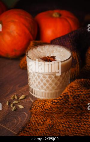 Eine weiße heiße Schokolade mit Chai Masala, garniert mit Schlagsahne und gemahlenen Gewürzen Stockfoto