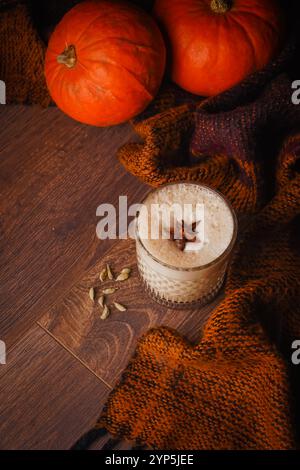 Ein cremiges Masala-Getränk mit einer reichhaltigen Gewürzmischung. Perfekt ausgewogen, ist es eine köstliche Art, sich aufzuwärmen und kräftige, traditionelle Aromen zu genießen Stockfoto