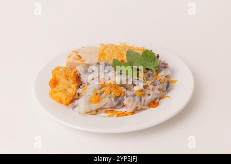 Banh Cuon Cha MUC Ha Long, vietnamesische gedämpfte Reispapierrollen mit Hackfleisch im Inneren und Tintenfisch-Kuchen, vietnamesisches Essen isoliert auf weißem Hintergrund, Stockfoto