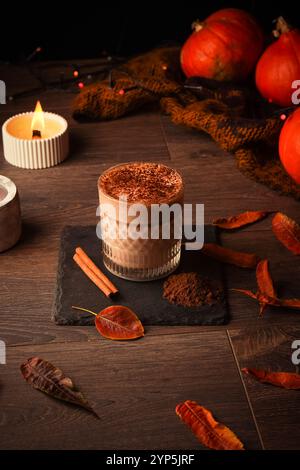 Eine Tasse aromatischer heißer Schokolade und Kakaopulver, isoliert im Herbst. Ein Glas Schokoladenglas mit Spritzer isoliert Stockfoto