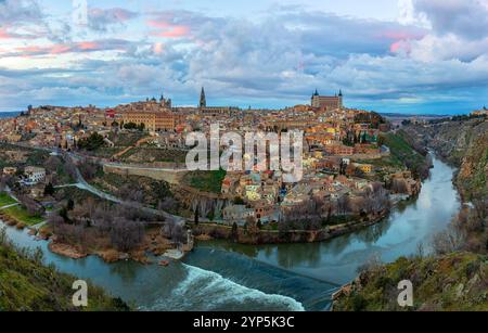 Toledo, Spanien. Alcazar und die antike Stadt auf einem Hügel über dem Fluss Tejo, Kastilien-la-Mancha mittelalterliche Attraktion von Espana Stockfoto