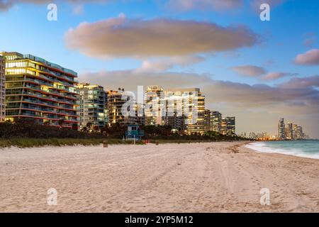 Skyline der Gebäude am Surfside Beach in Miami, USA Stockfoto