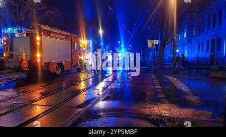 Feuerwehreinsatz, Wohnhaus, Görlitz Biesnitzer Straße, Höhe Nr 70/71, zwischen Büchtemannstraße und Jauernicker Straße, Görlitz, 28.11.2024 *** Feuerwehr Betrieb, Wohnhaus, Görlitz Biesnitzer Straße, Ebene Nr. 70 71, zwischen Büchtemannstraße und Jauernicker Straße, Görlitz, 28 11 2024 Copyright: XMatthiasxWehnertx Stockfoto