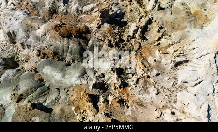 Luftaufnahme aus dem östlichen Teil der Bisit/de-Na-Zin Wilderness südlich von Farmington, New Mexico, USA an einem wunderschönen Herbstmorgen. Stockfoto