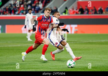 Heidenheim, Deutschland. November 2024. Bild v.l.: Niklas Dorsch (1. FC Heidenheim, 39) und Christopher Nkunku (FC Chelsea, 18) 28.11.2024, Fussball, UEFA Conference League, 1. FC Heidenheim - FC Chelsea, GER, Heidenheim, Voith-Arena. Quelle: dpa/Alamy Live News Stockfoto