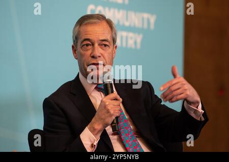 London, Großbritannien. 28. November 2024. Nigel Farage war auf einer Pressekonferenz von Reform UK in London zu Gast, wo er sich mit der Wahlstrategie der Partei und den wichtigsten politischen Initiativen befasste. Autor: Thomas Krych/Alamy Live News Stockfoto