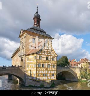 Das Alte Rathaus auf einer künstlichen Insel in der Regnitz in der Altstadt von Bamberg in Bayern Stockfoto