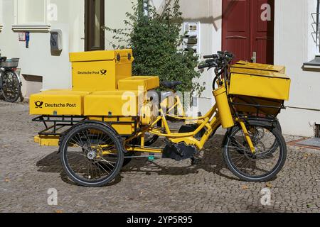 Fahrrad eines Briefträgers der Deutschen Post AG, Teil der DHL Group im Zentrum Brandenburgs an der Havel Stockfoto