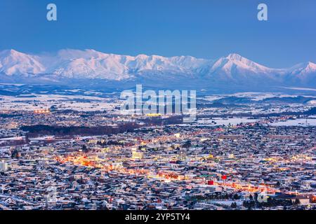 Asahikawa, Japan winter Stadtbild in Hokkaido in der Abenddämmerung. Stockfoto