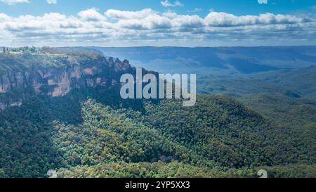 Drohnenfoto der berühmten Felsformation Three Sisters am Echo Point in Katoomba in den Blue Mountains in New South Wales, Australien. Stockfoto