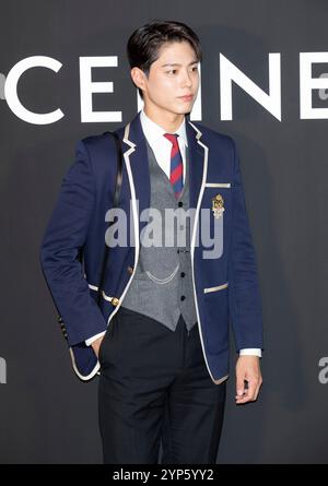 Seoul, Südkorea. November 2024. Der südkoreanische Schauspieler Park Bo-Gum nimmt am 28. November 2024 an einem Fotobesuch für das Celine Cheongdam Flaggschiff Open Event in Seoul Teil. (Foto: Lee Young-HO/SIPA USA) Credit: SIPA USA/Alamy Live News Stockfoto