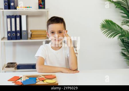 Ein Schuljunge hob die Hand, um in der Klasse zu antworten Stockfoto