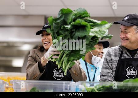 Washington, Usa. November 2024. Vizepräsidentin Kamala Harris und zweiter Gentleman Doug Emhoff sind freiwillig in der DC Central Kitchen am Thanksgiving, 28. November 2024 in Washington, D.C. Foto: Samuel Corum/UPI Credit: UPI/Alamy Live News Stockfoto