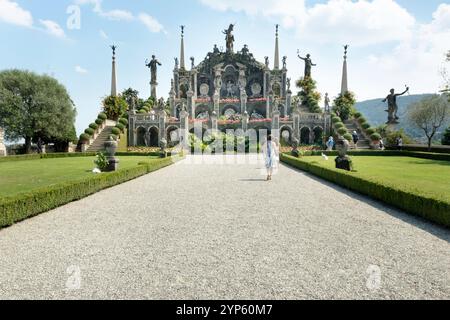 Touristen laufen in Richtung des barocken Amphitheaters in den Gärten der Insel isola bella, einer der borromäischen Inseln des Lago maggiore, stresa, italien Stockfoto