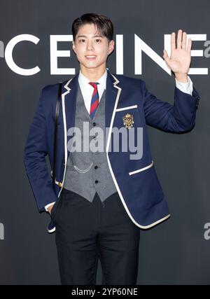 Seoul, Südkorea. November 2024. Der südkoreanische Schauspieler Park Bo-Gum nimmt am 28. November 2024 an einem Fotobesuch für das Celine Cheongdam Flaggschiff Open Event in Seoul Teil. (Foto: Lee Young-HO/SIPA USA) Credit: SIPA USA/Alamy Live News Stockfoto