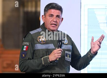 Mexiko-Stadt, Mexiko. 28. November 2024. General Ricardo Vallejo, Kommandeur der Vereinigung der Ingenieure, erklärt den Ausbau des Personennetzes während einer Pressekonferenz im Nationalpalast am 28. November 2024 in Mexiko-Stadt. Quelle: Presidencia de la Republica Mexicana/Büro der mexikanischen Präsidenten/Alamy Live News Stockfoto