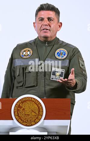 Mexiko-Stadt, Mexiko. 28. November 2024. General Ricardo Vallejo, Kommandeur der Vereinigung der Ingenieure, erklärt den Ausbau des Personennetzes während einer Pressekonferenz im Nationalpalast am 28. November 2024 in Mexiko-Stadt. Quelle: Presidencia de la Republica Mexicana/Büro der mexikanischen Präsidenten/Alamy Live News Stockfoto