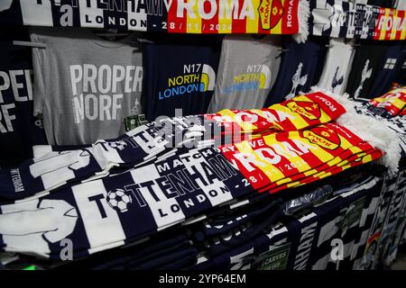 London, Großbritannien. November 2024. Tottenham Erinnerungsstücke zum Verkauf während des UEFA Europa League - League Stage Match Tottenham Hotspur gegen A.S. Roma im Tottenham Hotspur Stadium, London, Großbritannien, 28. November 2024 (Foto: Gareth Evans/News Images) in London, Großbritannien am 28.11.2024. (Foto: Gareth Evans/News Images/SIPA USA) Credit: SIPA USA/Alamy Live News Stockfoto