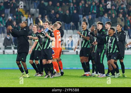 Brügge, Belgien. November 2024. Die Spieler von Cercle feiern am Donnerstag, den 28. November 2024, in Brügge, am vierten Tag der Ligaperiode der UEFA Conference League, ein Fußballspiel zwischen dem belgischen Cercle Brugge KSV und dem Scottish Heart of Midlothian FC. BELGA FOTO KURT DESPLENTER Credit: Belga Nachrichtenagentur/Alamy Live News Stockfoto