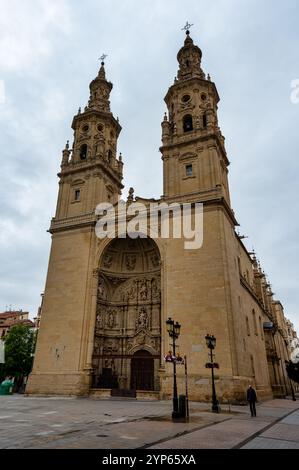 Logrono, Spanien – 26. Mai 2024: Die Vorderseite der Kathedrale Santa María in Logrono Stockfoto