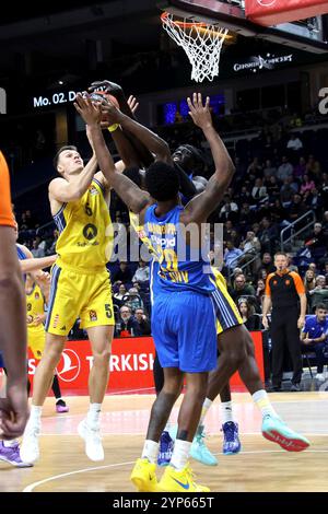 Berlin, Deutschland. November 2024. 28.11.2024, Uber-Arena, Berlin, DEU, EuroLeague, ALBA vs. Maccabi Tel Aviv, im Bild Yanni Wetzell (ALBA Berlin #5), Trevion Williams (ALBA Berlin #50), Levi Randolph (Maccabi Tel Aviv #20) Foto: Jürgen Engler/nordphoto GmbH/dpa/Alamy Live News Stockfoto