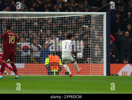 Tottenham Hotspur Stadium, London, Großbritannien. November 2024. UEFA Europa League Football, Tottenham Hotspur gegen Roma; Son Heung-Min von Tottenham Hotspur schießt und erzielt sein Team das 1. Tor nach einem Elfmeterschießen in der 5. Minute und schafft es 1-0 Credit: Action Plus Sports/Alamy Live News Stockfoto