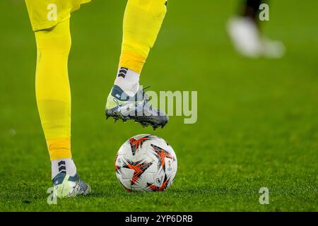 Alkmaar, Niederlande. November 2024. ALKMAAR, NIEDERLANDE - 28. NOVEMBER: Matchball beim Spiel der UEFA Europa League 2024/25 League Phase MD5 zwischen AZ Alkmaar und Galatasaray im AFAS Stadion am 28. November 2024 in Alkmaar, Niederlande. (Foto von Ed van de Pol/Orange Pictures) Credit: Orange Pics BV/Alamy Live News Stockfoto