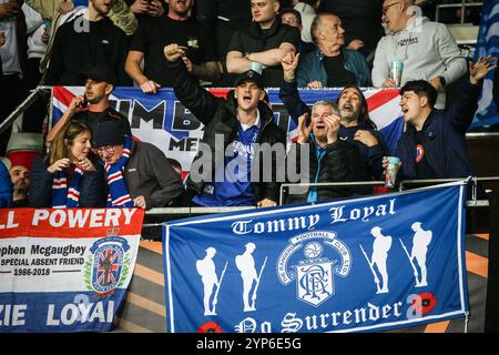 Nizza, Frankreich, Frankreich. November 2024. Fans der Glasgow Rangers während des Spiels der UEFA Europa League, der League Phase MD5 zwischen OGC Nice und Rangers FC im Allianz Riviera Stadium am 28. November 2024 in Nizza, Frankreich. (Kreditbild: © Matthieu Mirville/ZUMA Press Wire) NUR REDAKTIONELLE VERWENDUNG! Nicht für kommerzielle ZWECKE! Stockfoto