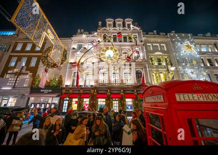 London, Großbritannien. November 2024. Londons West End Einkaufsstraßen sind voll mit Weihnachtseinkäufern und Touristen, die die Weihnachtsbeleuchtung und die Dekoration der Geschäfte genießen. Quelle: Malcolm Park/Alamy Live News Stockfoto