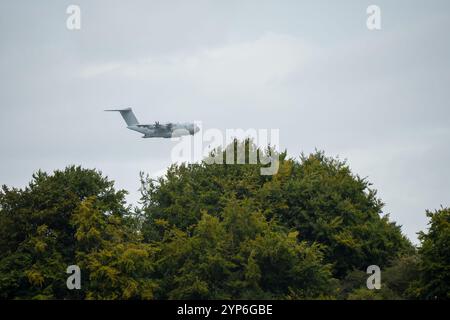 RAF Airbus A400M transportierte Flugzeuge im Flug auf einer niedrigen Frachtabwurfstrecke in Wiltshire UK Stockfoto