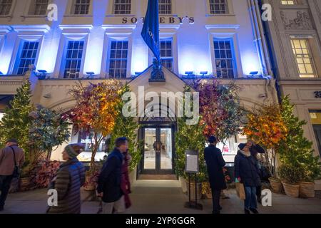 London, Großbritannien. November 2024. Die Londoner West End-Einkaufsstraßen sind voll mit Weihnachtseinkäufern und Touristen, die die Weihnachtsbeleuchtung und die Dekoration der Geschäfte in der New Bond Street, einer der exklusivsten Luxuseinkaufsstraßen der Welt, genießen. Eingang des Auktionshauses von Sotheby. Quelle: Malcolm Park/Alamy Live News Stockfoto