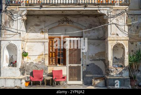 Der Eingang einer alten und verfallenen Jugendstilvilla in Catania, Picanello Viertel. Sizilien, Italien Stockfoto