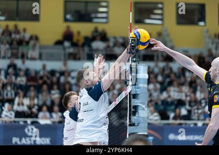 Warschau, Polen. November 2024. Bartłomiej Bołądź blockiert den Ball. Quelle: Bartlomiej Wisniewski/Cyberfocus/Alamy Live News Stockfoto