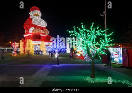 Águeda, Portugal - 27. November 2024: Atemberaubende Weihnachtsszene in Águeda, Portugal: Bezaubernde leuchtende Dekorationen, leuchtende Bäume und die großen Welten Stockfoto