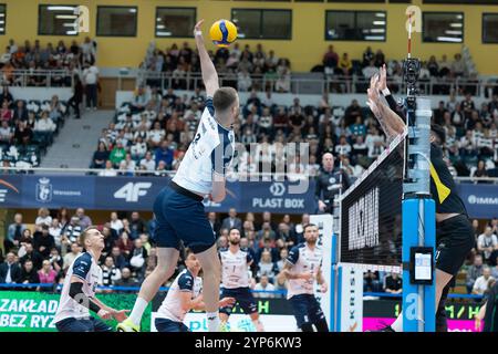 Warschau, Polen. November 2024. Bartłomiej Bołądź greift den Ball an. Quelle: Bartlomiej Wisniewski/Cyberfocus/Alamy Live News Stockfoto