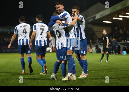 Gary Nadine von Hartlepool United feiert mit Adam Campbell, nachdem er am Dienstag, den 26. November 2024, im Victoria Park, Hartlepool, ihr zweites Tor beim Spiel der Vanarama National League zwischen Hartlepool United und AFC Fylde erzielt hat. (Foto: Mark Fletcher | MI News) Credit: MI News & Sport /Alamy Live News Stockfoto