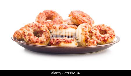 Mini-Pizza-Bagels auf Teller isoliert auf weißem Hintergrund. Stockfoto
