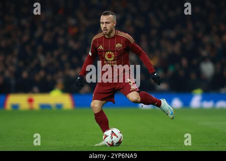 London, Großbritannien. November 2024. London, England, 28. November 2024: Angelino (3 AS Roma) während des Spiels zwischen Tottenham Hotspur und AS Roma im Tottenham Hotspur Stadium in London (Alexander Canillas/SPP) Credit: SPP Sport Press Photo. /Alamy Live News Stockfoto
