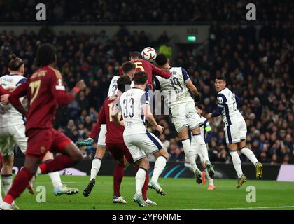 Tottenham Hotspur Stadium, London, Großbritannien. November 2024. UEFA Europa League Football, Tottenham Hotspur gegen Roma; Evan Ndicka von Roma führt den Ball an, um seine Mannschaft in der 20. Minute zum 1. Tor zu bringen und es 1-1 zu erzielen. Credit: Action Plus Sports/Alamy Live News Stockfoto