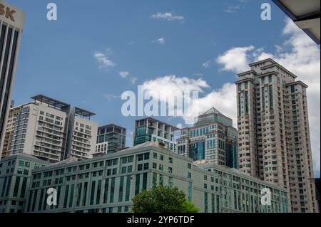 Februar - 2023 Kuala Lumpur - die Glashochhäuser in Kuala Lumpur sind eine beeindruckende Mischung aus moderner Architektur und urbaner Raffinesse Stockfoto