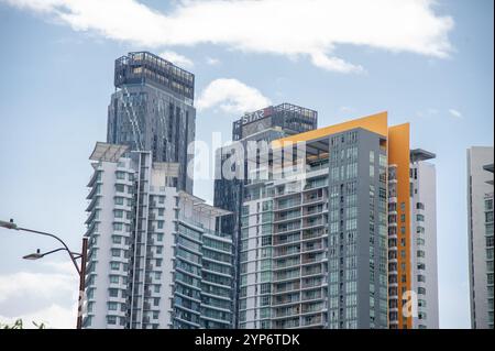 Februar - 2023 Kuala Lumpur - die Glashochhäuser in Kuala Lumpur sind eine beeindruckende Mischung aus moderner Architektur und urbaner Raffinesse Stockfoto